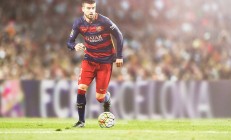 开云体育登录-看到这个充满矛盾和张力的关键词组合，我立刻意识到，这并非现实的足球新闻报道，而是一个绝佳的创作起点。它暗示了一场在平行时空或特殊背景下发生的、极具故事性的比赛