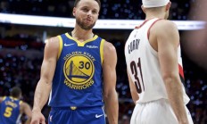 开云体育APP下载-76人主场告负，抢七之争饶有悬念