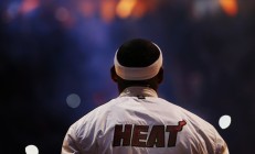 开云体育APP下载-当赛道与球场重叠，米切尔如何在一个夜晚定义两种运动的统治力