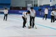 开云体育-冰上狂人再战冠军，冰壶飞舞