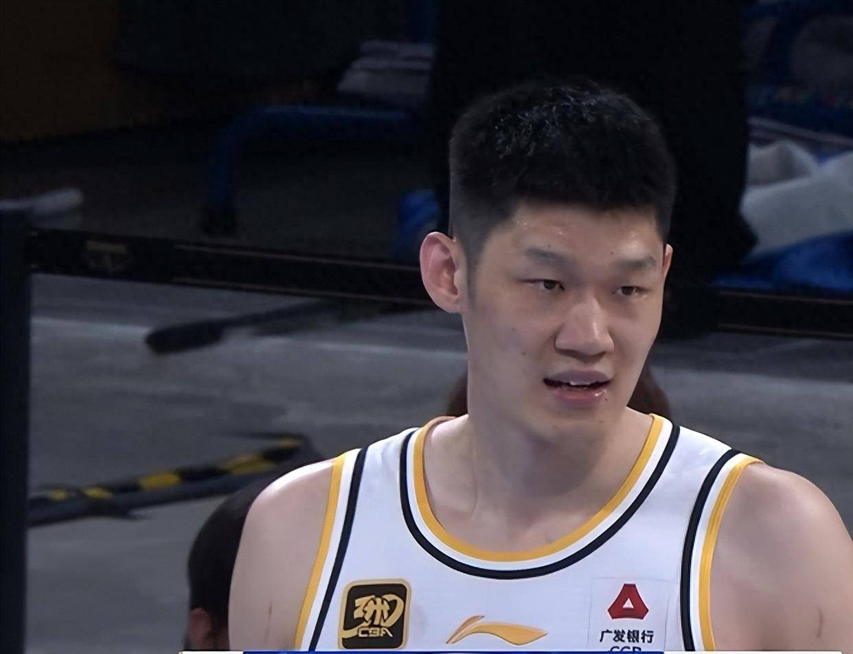 北京首钢逆袭获胜，继续保持领先地位