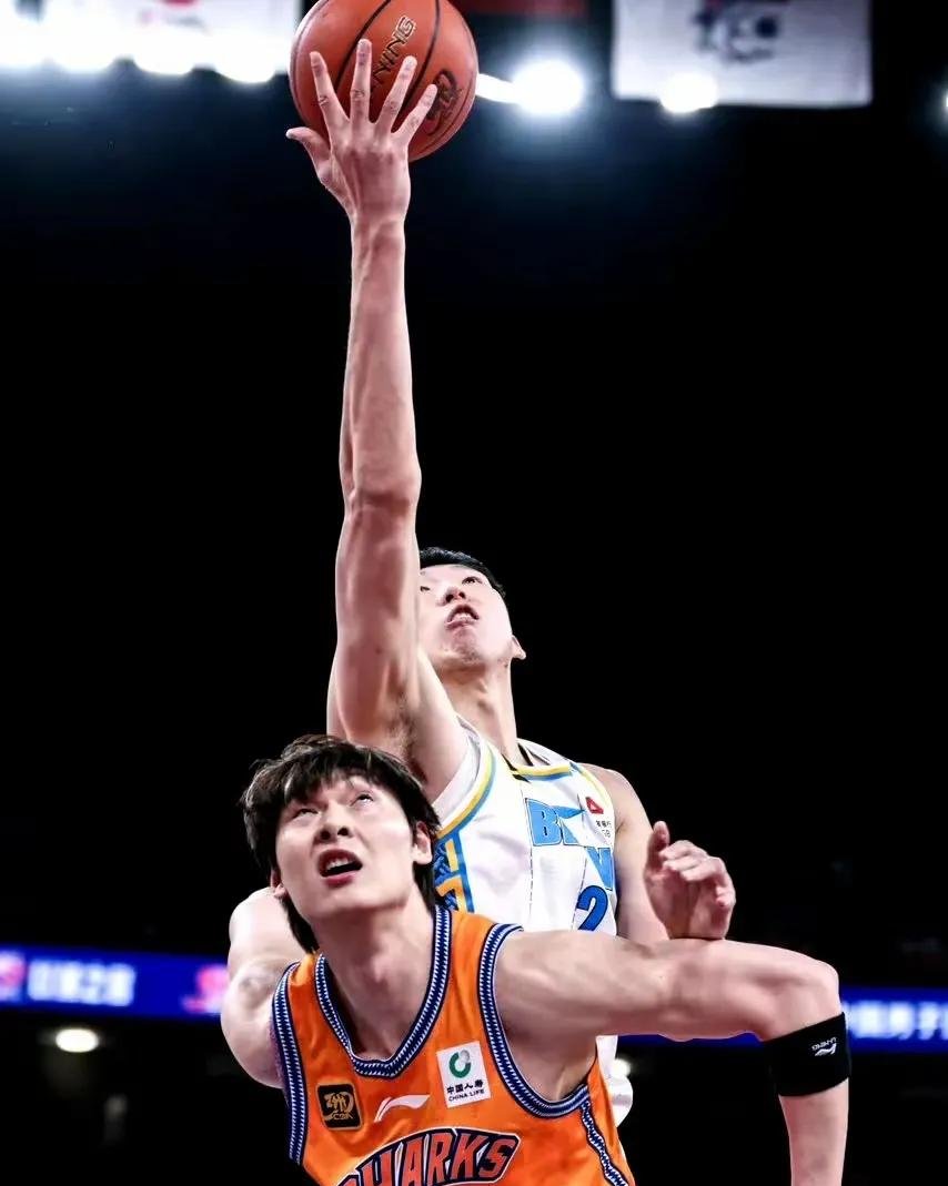 北京首钢逆袭获胜，继续保持领先地位