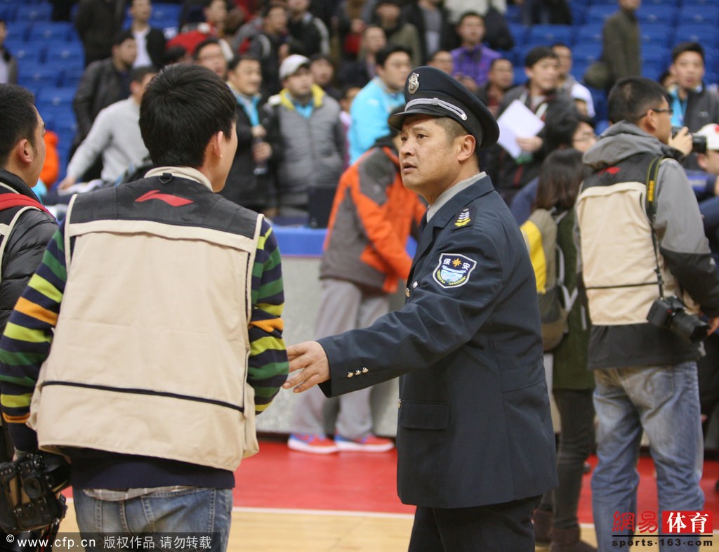 巴周五踢草佩：场内场外俱乐部备战