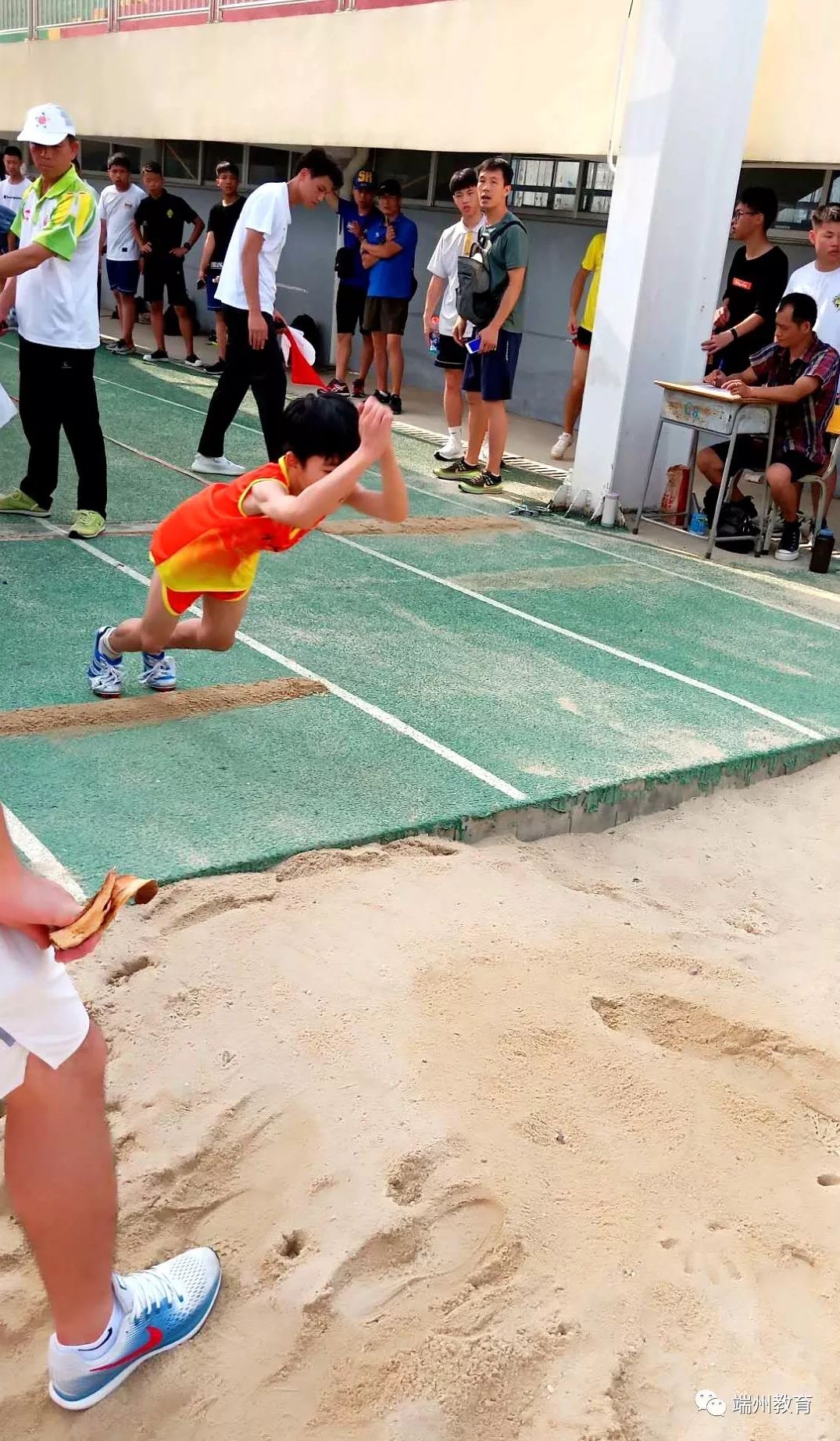 巴周五踢草佩：场内场外俱乐部备战