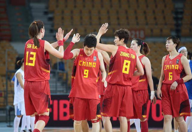 包含格陵兰女足绽放光彩，备战国际赛事的词条