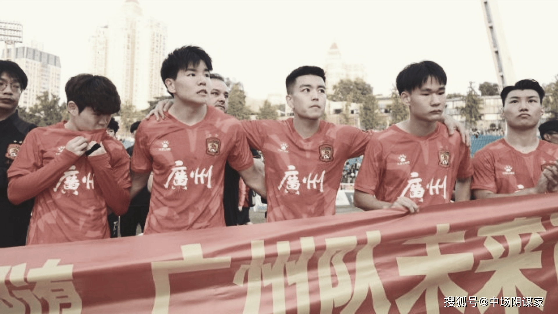 包含广州恒大斩获主场胜利，球队稳固领先优势的词条