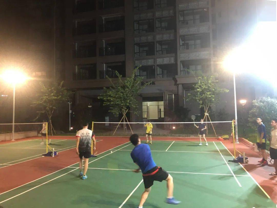 包含球场内外的较量令人目不暇接！的词条