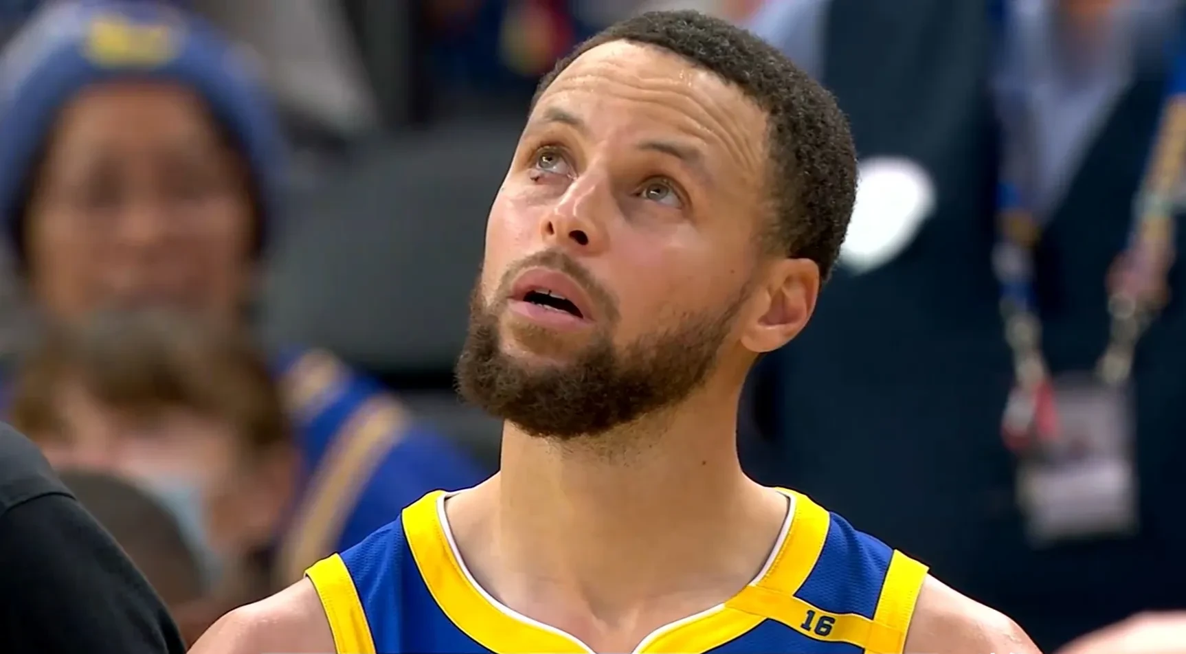 勇士逆转掘金，柯瑞投进绝杀三分