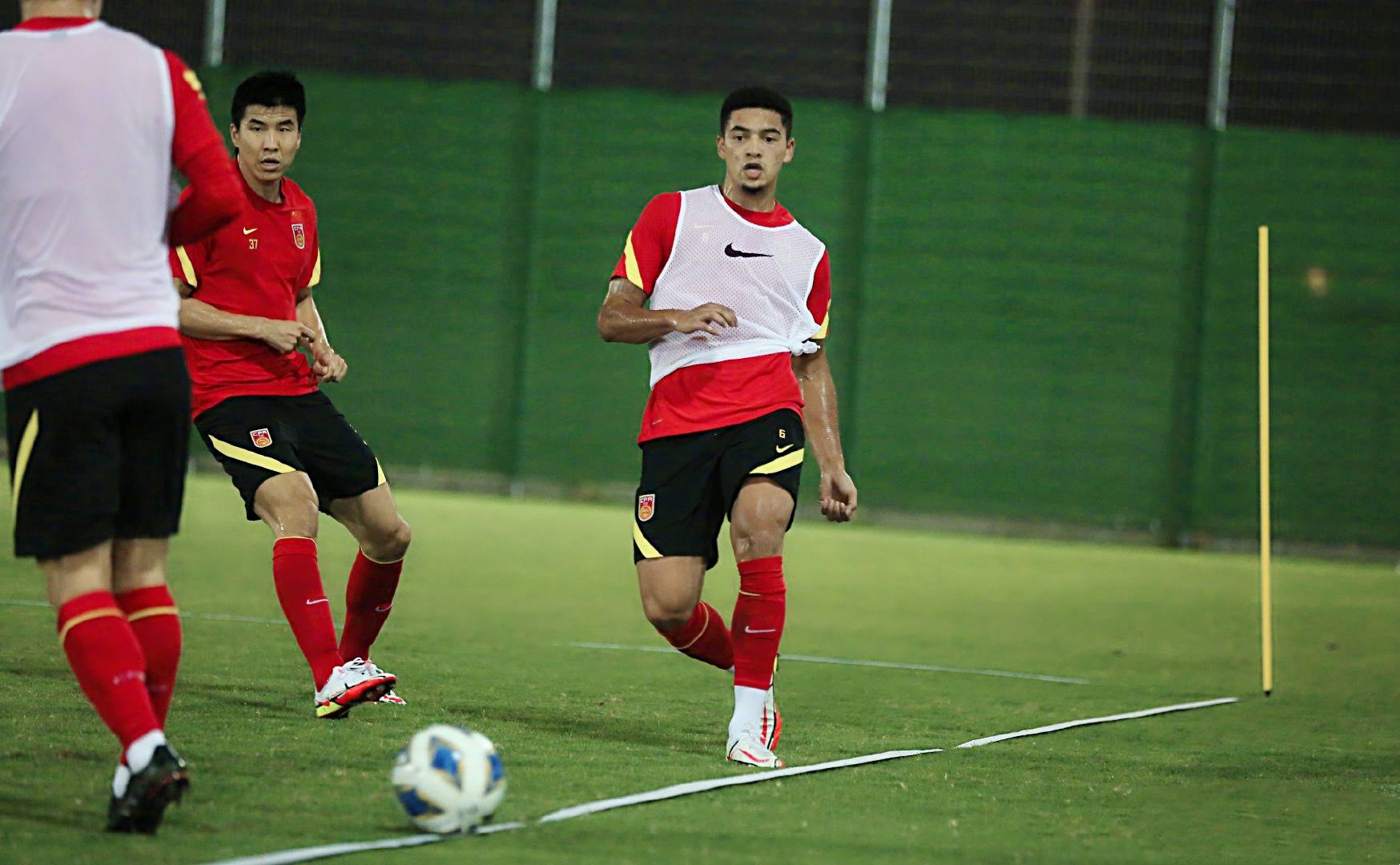 热身赛中争胜，球队备战状态良好