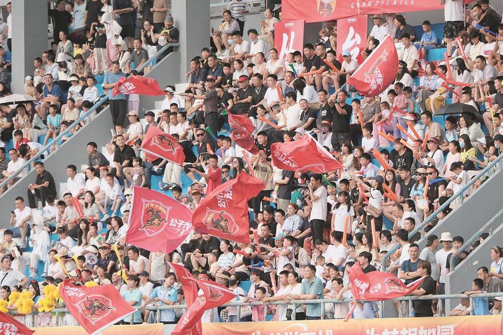 足球比赛现场气氛火爆，球迷激情高涨