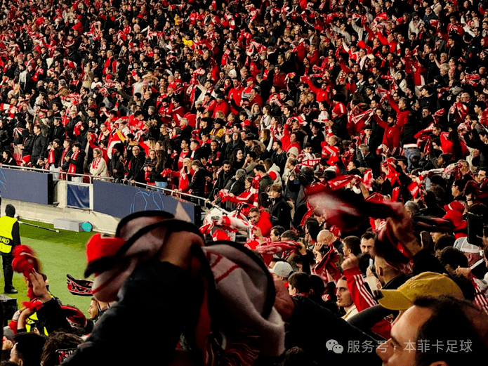 足球比赛现场气氛火爆，球迷激情高涨