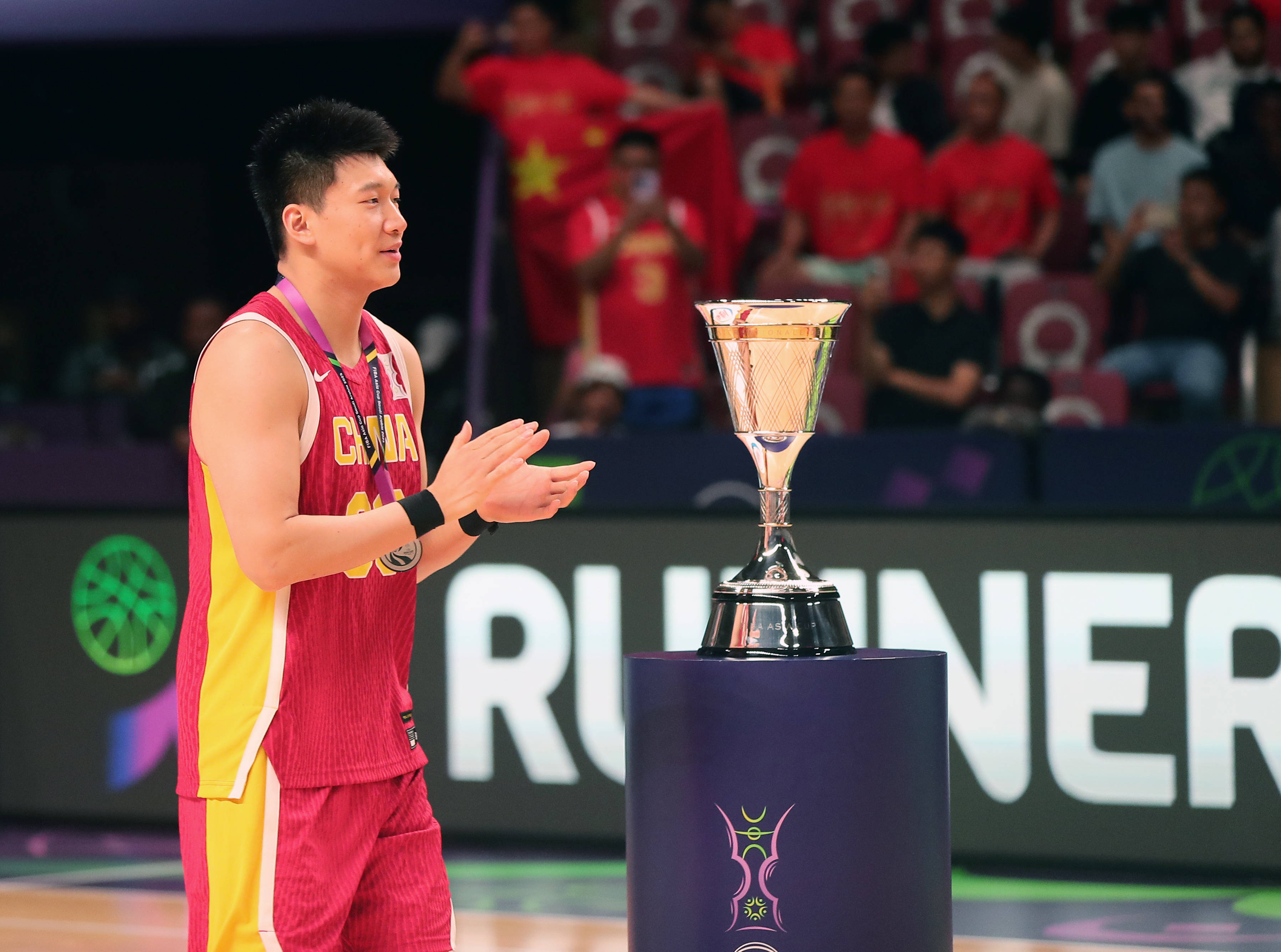 激烈角逐!中国篮球联赛争夺冠军荣誉 激烈角逐!中国篮球联赛争夺冠军荣誉