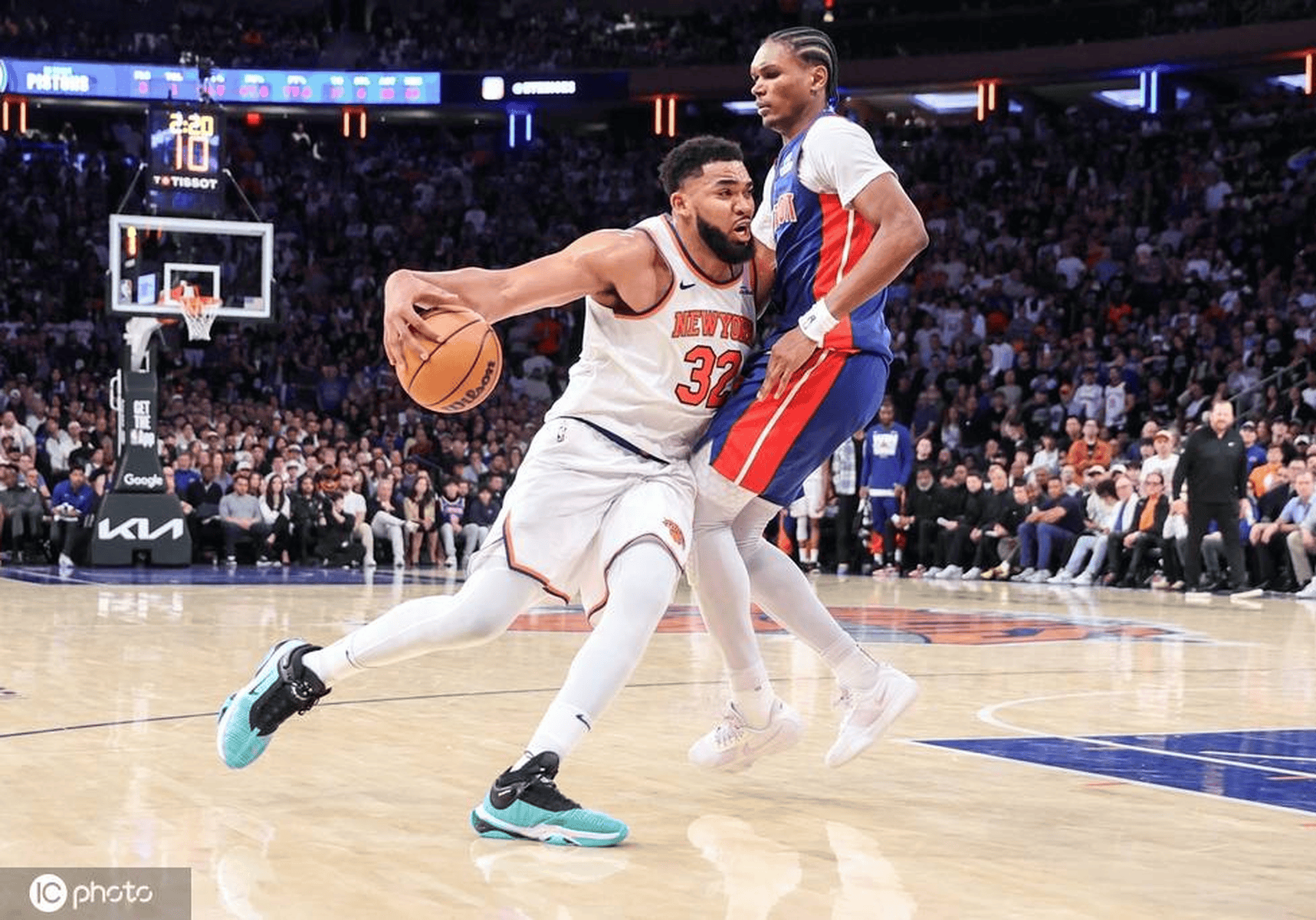 小牛狂胜马刺：唐斯表现亮眼率队取得大胜彻底压制对手的简单介绍