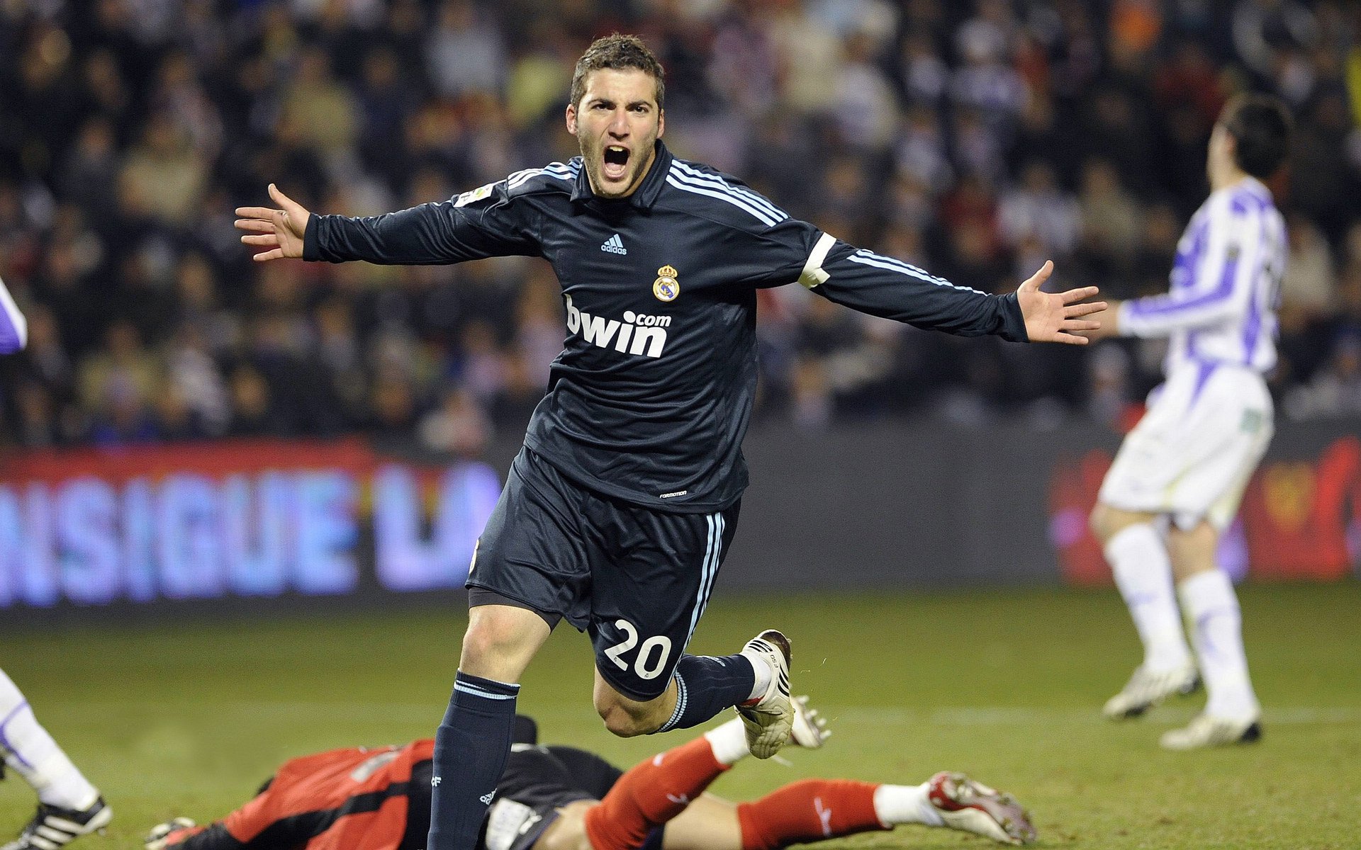 极速与绿茵，F1街道赛轰鸣中的银河战舰回响